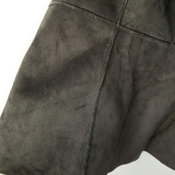 CUPIO Woman 1X Faux Suede & Faux Fur Lined Vest Angled Zipper closure - Picture 5 of 7